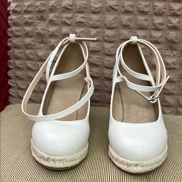 Unknown Shoes - Women's White Espadrille Wedges.NWT